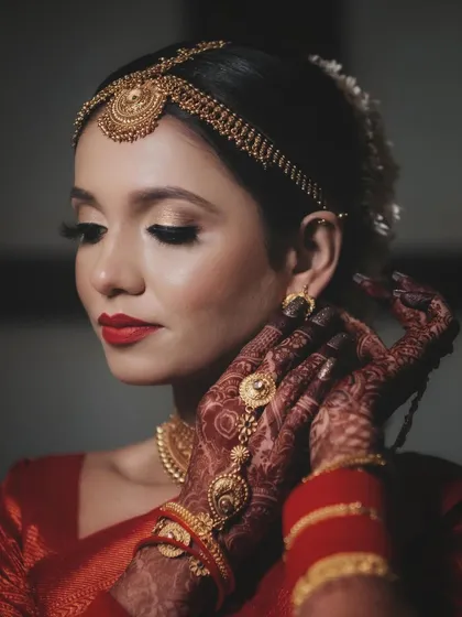 The final touches for this beautiful South Indian bride. We focus on capturing the elegance of bridal details, from the intricate temple jewellery and matha patti to the flawless makeup and rich colours of the silk saree.