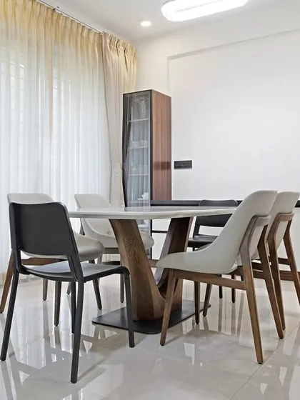 Love hosting? A great dining setup is the perfect start. Soft natural light and a simple, modern design make this space perfect for family dinners or weekend brunches.