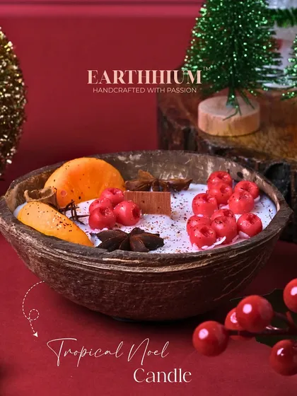 A closer look at the 'Tropical Noel' candle.