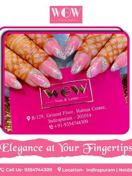 A beautiful bridal or festive look. These almond-shaped extensions feature a pink and silver glitter ombré, perfect for complementing intricate henna designs.