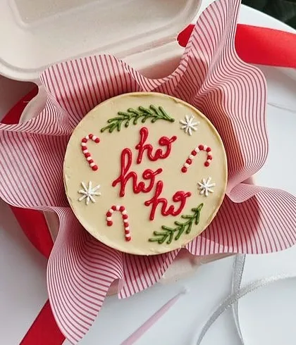 A little box of Christmas magic. This "Ho Ho Ho" bento cake is the perfect small gift or personal treat to get into the holiday spirit.