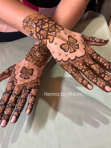 A modern and chic design with a bouquet of flowers tied with a bow. This is a very contemporary and stylish choice for any celebration.