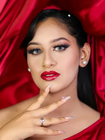 We train you to create iconic, high-impact glamour. This look features a classic winged eyeliner and a bold, glossy red lip, a timeless combination perfect for red carpets and evening events.