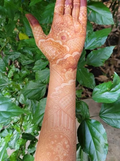 The stain of this bridal design is just starting to mature. You can see the intricate details of the swirls and grids clearly against the skin, promising a beautiful dark color.