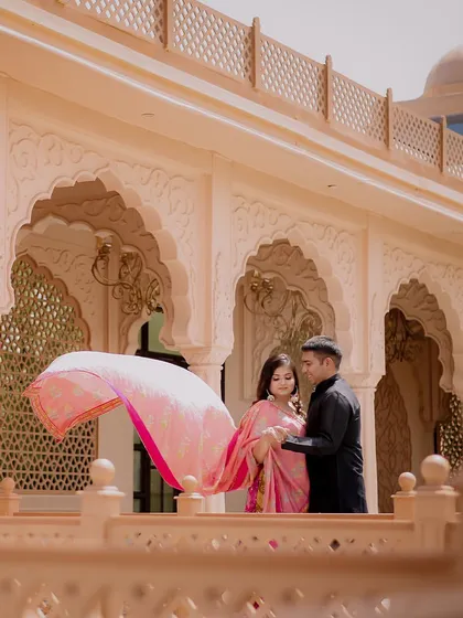 The elegance of a royal romance. The flowing fabric of the saree against the stunning architecture of this Delhi venue creates a timeless and artistic pre-wedding portrait. It’s a beautiful blend of tradition and drama.