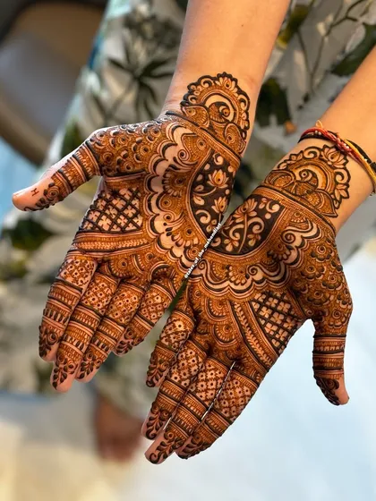 Another Karwachauth design, this time with a more open, Arabic-style pattern. It's a beautiful and elegant choice for the festival.