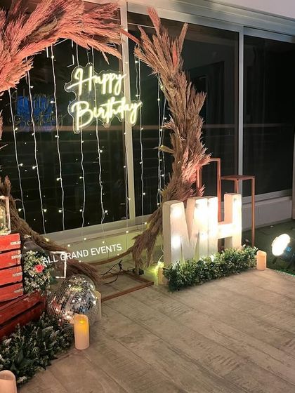 The complete rustic setup, perfect for a balcony or terrace party, combining natural elements with modern lighting.