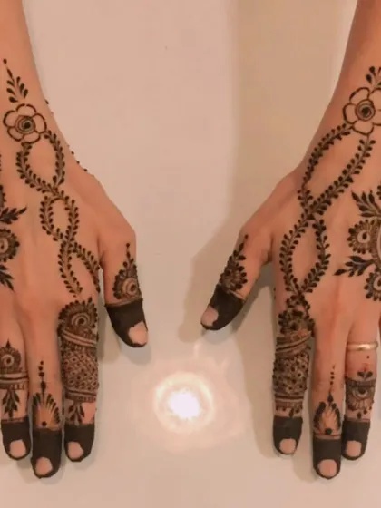 A delicate and lacy design for the back of the hands. The fine lines and floral motifs look like beautiful black lace.