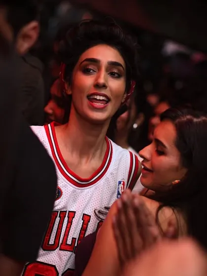 A classic hip-hop look in the crowd with a Chicago Bulls jersey. Our crowd knows the culture.