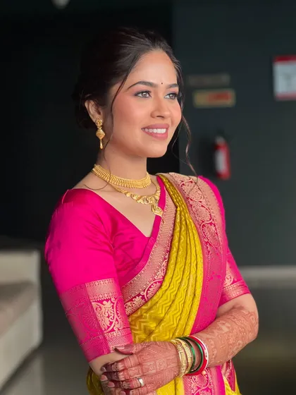 Shrishti's radiant smile says it all. Her natural makeup look is perfect for this daytime ceremony.