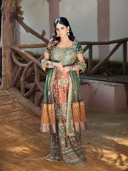 The complete look in a rustic setting, showing the versatility of this traditional glam.
