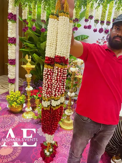 A grand and dense wedding garland, perfect for making a statement. This piece is heavily woven with red and white flowers, showing the rich and luxurious style I can create for your special day.