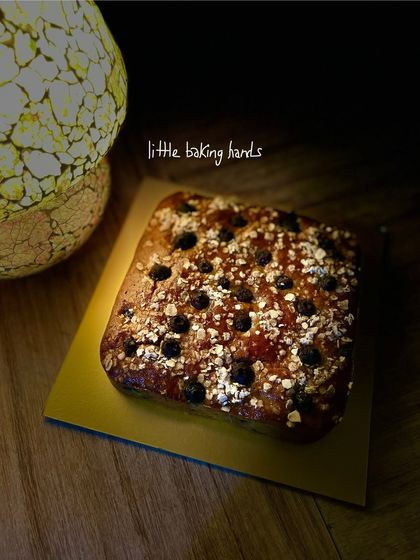 When you want a healthy snack, this banana and blueberry whole wheat cake made with jaggery is the perfect choice. It’s absolutely delish.