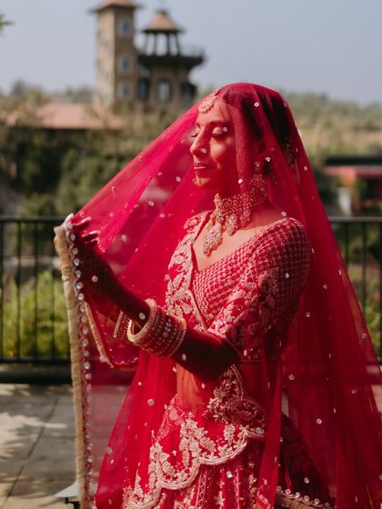 The bride under her veil, a classic and timeless shot. The makeup focuses on her eyes, making them the focal point of the portrait.