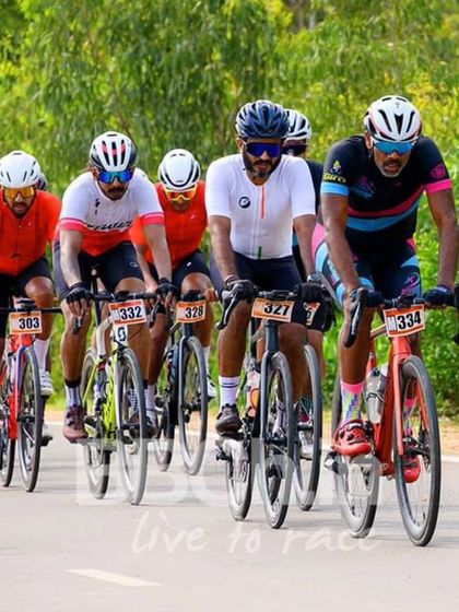 The masters peloton, a long line of experienced riders.