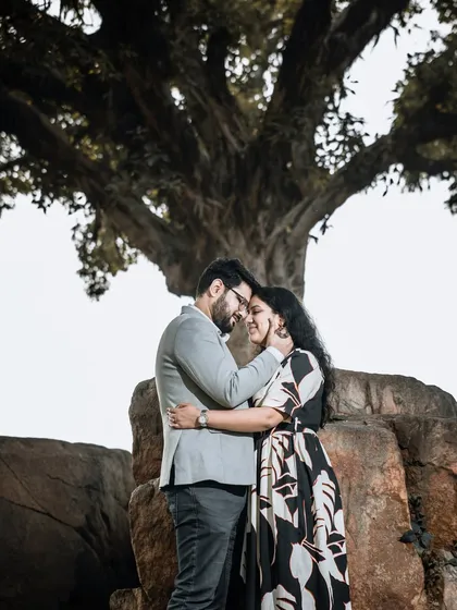 An intimate moment shared under the canopy of a majestic tree. I focus on capturing the quiet, powerful connection between two people, using nature's beauty to frame their love story in an artistic and soulful way.
