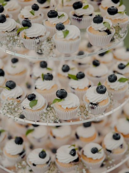 Cupcakes: From Towers to Bouquets photo 3