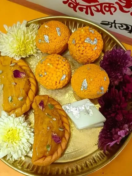 My mithai candles look so real when arranged on a traditional thali with fresh flowers. Here you can see the incredible detail on the Gujiya, Motichoor Ladoo, and Kaju Katli candles, making them a perfect, calorie-free addition to your festive decor.