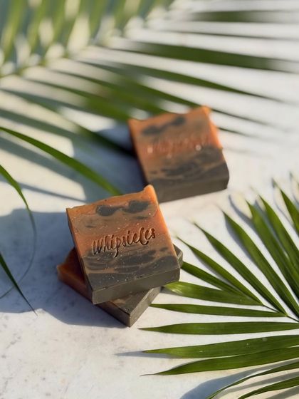 The Morning Dew bar smells like a cool breeze over dewy summer grass, with notes of Green Apple, Keora, and Bergamot.