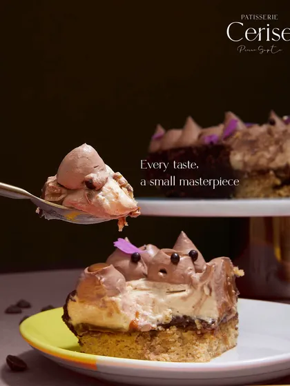 Every taste of this hazelnut and chocolate creation is a small masterpiece. The piped mousse, the crunchy base, and the smooth sponge come together in a single, harmonious bite.