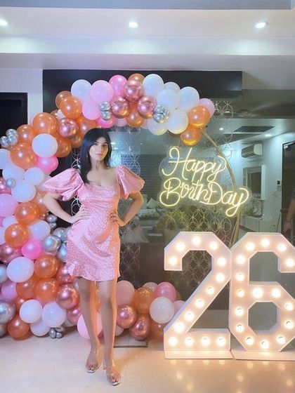 A full-length shot showing the scale of the balloon arch and the bright marquee numbers. This setup is designed to make you feel like a star on your birthday.