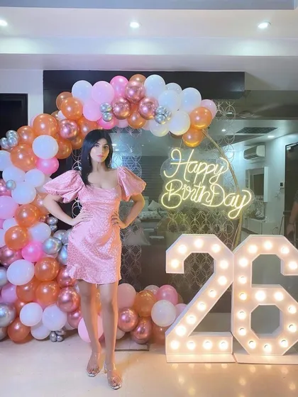 A full-length shot showing the scale of the balloon arch and the bright marquee numbers. This setup is designed to make you feel like a star on your birthday.