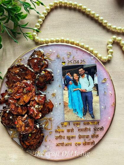 This circular resin plate features a beautiful Marathi quote about love, chosen by the client. It's a wonderful example of how we can incorporate personal text in any language to make the keepsake even more meaningful.