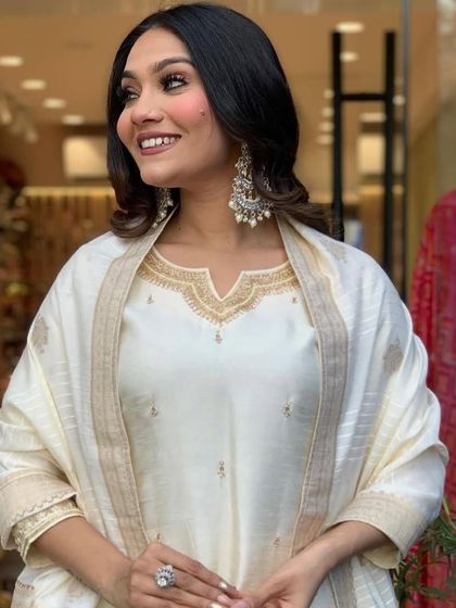 This cream viscose chanderi kurta set is pure elegance. The subtle gold detailing and classic silhouette make it perfect for a puja or family function.