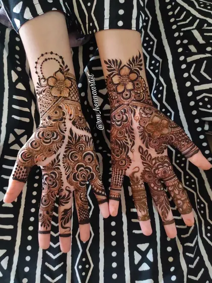 A quick but full henna design I did for Fauziya. Even when time is short, I make sure the design is rich with detail and beautiful elements.
