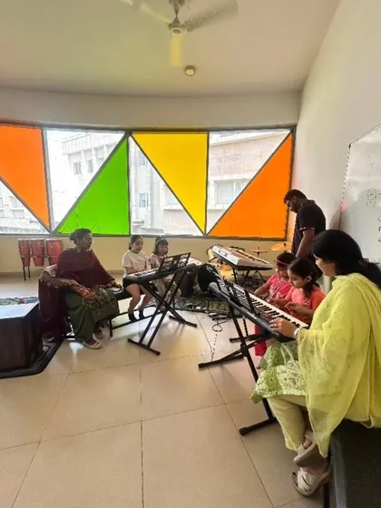 Students learn to play the keyboard during a music session at our summer camp. We offer a variety of artistic programs, including instrumental music, to help children discover and nurture their creative talents.