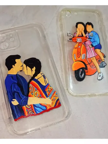 These are my custom faceless portrait phone cases, a perfect way to capture a memory. I work from your photos to create these personalized illustrations, like the couple on a scooter or the one sharing an intimate moment.