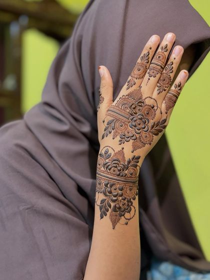 Another shot of this party henna, showing how it looks with a traditional outfit.
