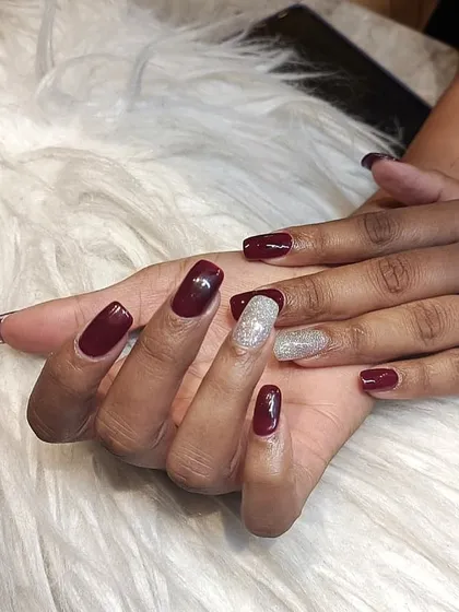 A classic combination of deep maroon polish with a sparkling silver glitter accent nail. This is a timelessly elegant choice for any season or occasion.