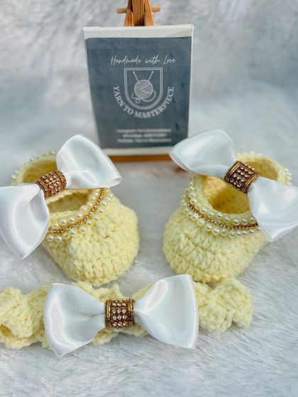 This pale yellow set is so cheerful. I made these baby booties and the matching headband with soft yarn and finished them with elegant white satin bows that have a sparkly center.