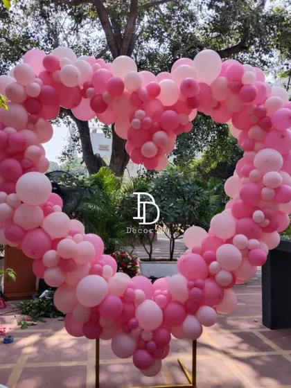 This standalone heart-shaped balloon sculpture is a versatile decor piece. Created with shades of pink balloons, it can be used as a photo prop or a central decoration for anniversaries, birthdays, or bridal showers.