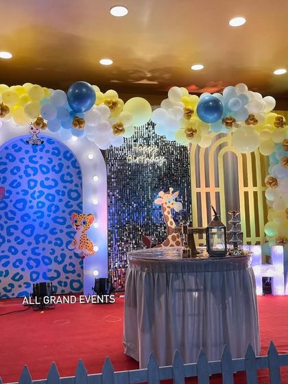 The setup includes multiple animal props like elephants, a monkey, and a giraffe, creating a full jungle scene.