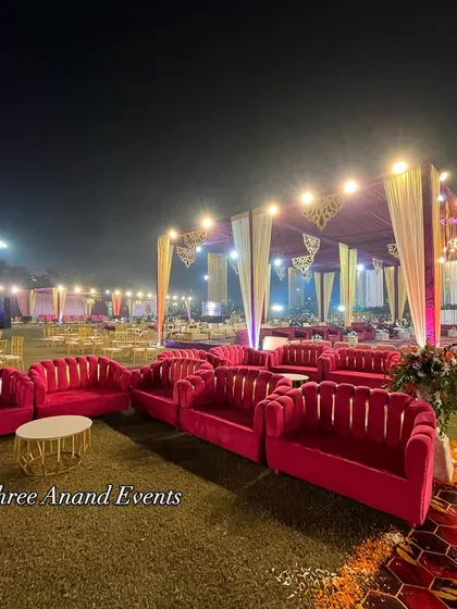 Bright pink lounge sofas arranged on the lawn, providing a pop of color and a comfortable space for guests to enjoy the evening.