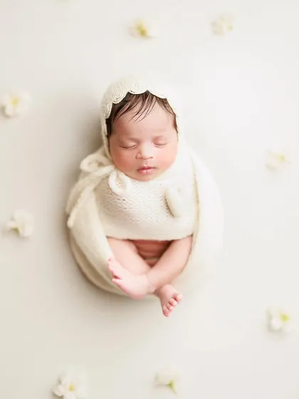 Back to what I love doing. This beautiful portrait of baby Raeya, wrapped in white with a delicate bonnet, is pure and simple perfection.