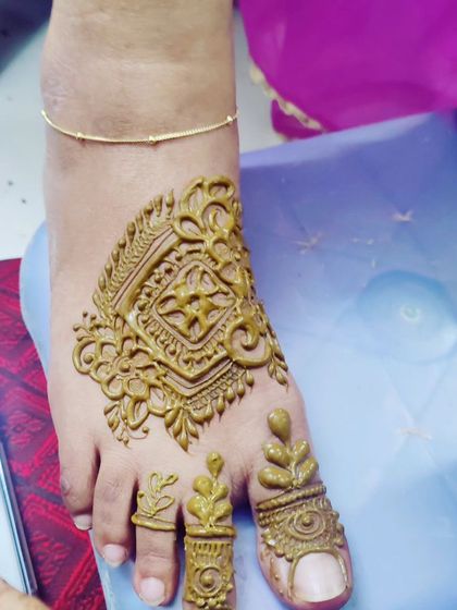 A close-up of a single foot design. This bold, architectural pattern is perfect for someone who wants a unique and modern look.