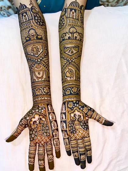 A classic and grand bridal design without portraits. This style focuses on dense, traditional patterns, including majestic peacocks, elephants, and palace-inspired architecture, covering the hands and arms completely.