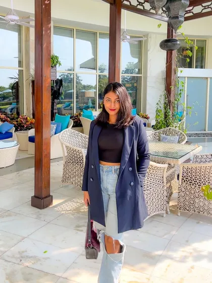 A front-facing shot of the navy blazer outfit. This classic combination of a dark blazer with casual denim is perfect for a business casual environment or a creative workplace.