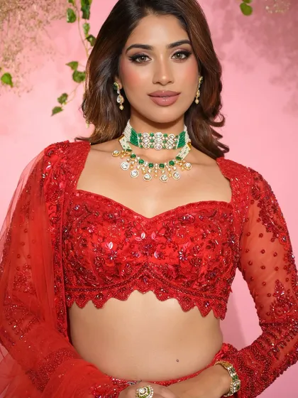 For the sister of the groom, we created a bold and radiant look with a flawless base and defined eyes, ensuring she had her own main character moment.