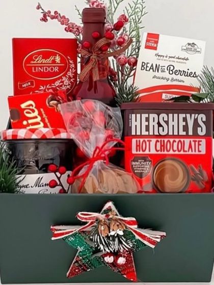 Our Christmas hamper is also available in a deep green box, offering a different but equally festive aesthetic.