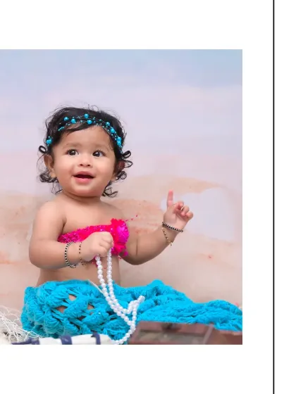This little mermaid points up with a curious and happy expression. I focus on capturing these small gestures and expressions that make each baby's personality unique.