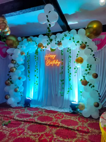 This image shows the scale of our birthday arch, perfect for creating a focal point in a party hall or a large room. We ensure every detail, from the lighting to the balloon placement, is just right.