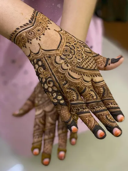 A beautiful design for the back of the hands, with intricate details and a lovely flow.