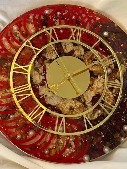 Another view of the chooda and varmala preservation clock. The combination of the red bangles, preserved flowers, and gold clock face creates a rich and luxurious look.