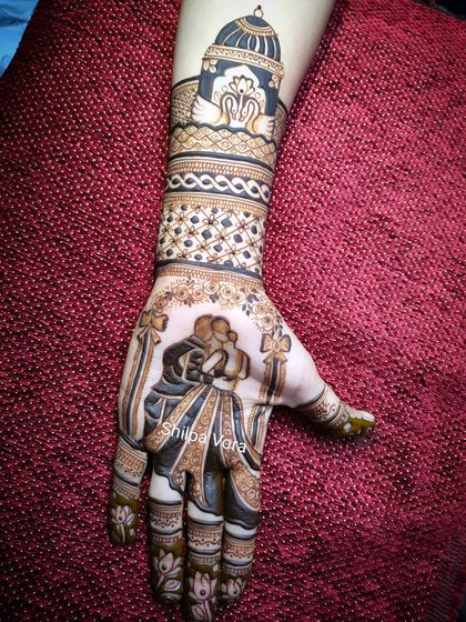 The completed version of the couple's embrace, now filled with detailed patterns on the clothing and surrounded by floral motifs. This demonstrates the full process from outline to finished art.