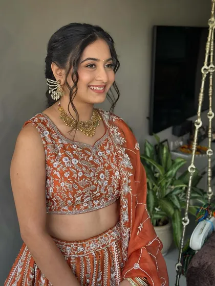 Another angle of this soft and clean look. Her skin is glowing, and her smile is the main accessory.