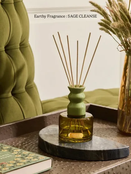 My Sage Cleanse diffuser captures the essence of nature. Earthy fragrances like this are known for their grounding and calming qualities, providing a rich olfactory experience that connects you to the natural world. The green vessel complements the earthy theme.